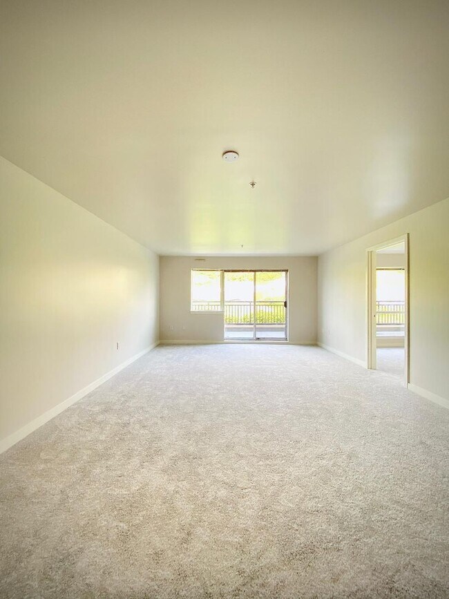 Building Photo - Spacious Seattle Condo - $2,500