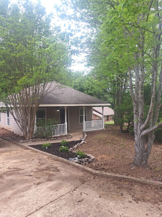 Building Photo - 3 Bed/2 Bath