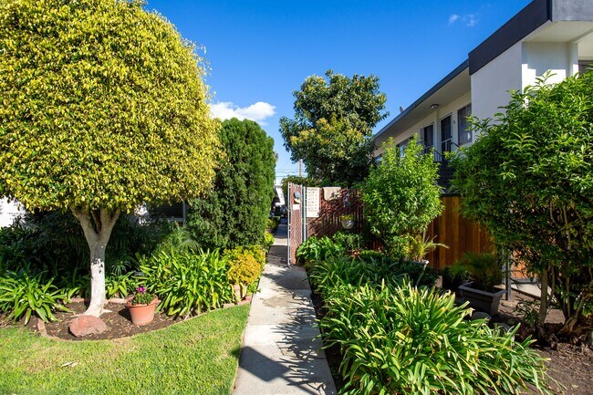 Building Photo - 1622 Armacost Ave