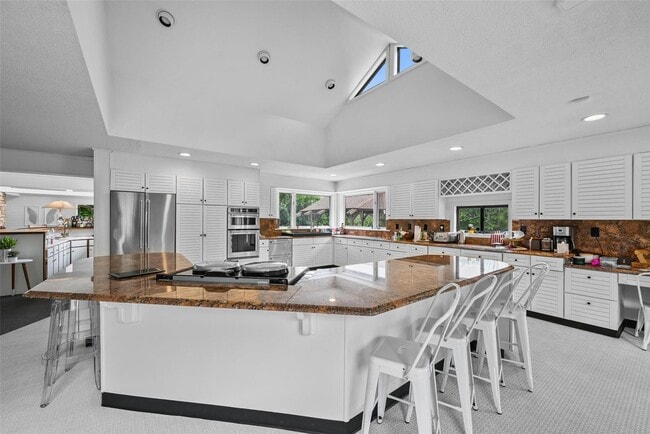 Building Photo - 10 Paradise Ln