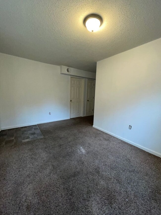 Building Photo - COMING SOON! Cute 2 Bedroom, 1 bathroom in...