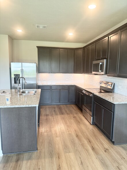 Building Photo - 1308 Kingsgate Dr