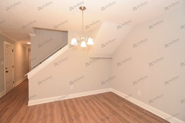 Building Photo - Like new 3 bed/3 bath single-family home f...