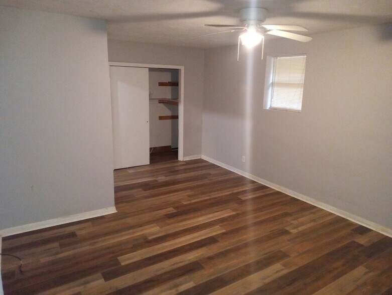 master bedroom - 3303 Peaceway Dr
