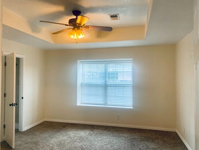 Building Photo - Beautiful 3 bed, 2 bath home in Noble!--12...