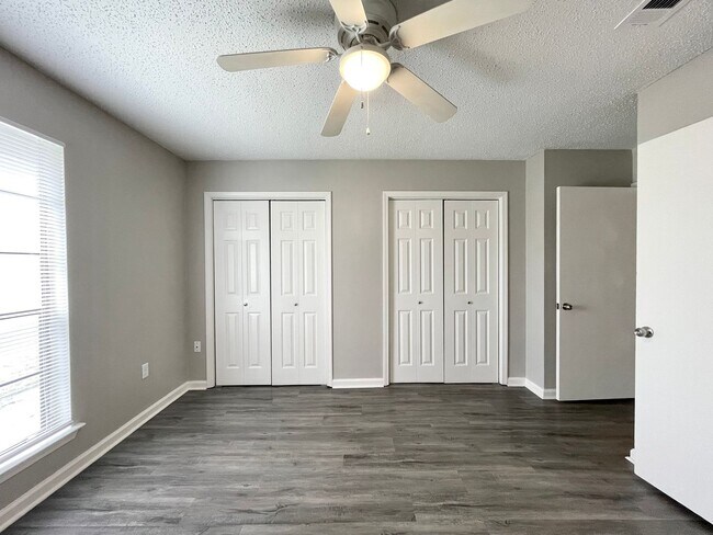 Building Photo - TOWNHOME 2BR   Available 8-7-26