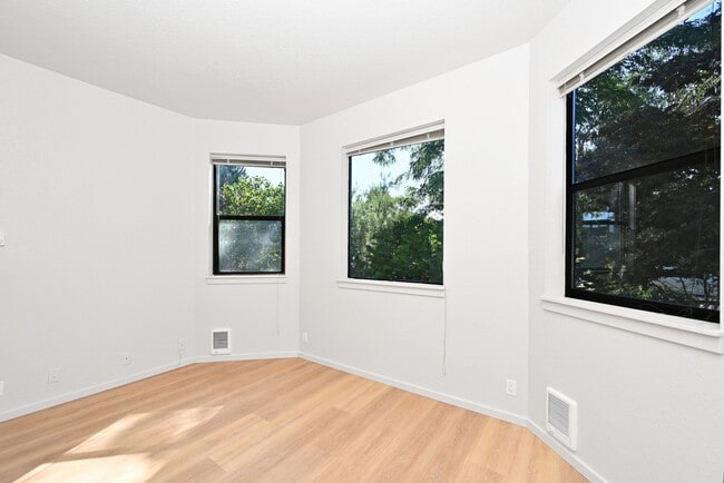 Building Photo - Welcome Home to Terrace View!