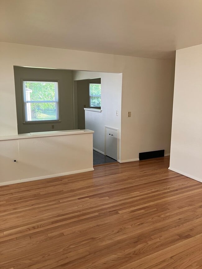 Building Photo - Single Family 3 Bedroom Home