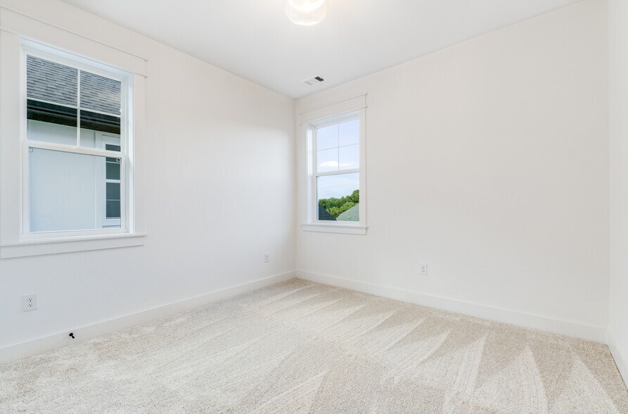 Building Photo - 153 Oasis Dr