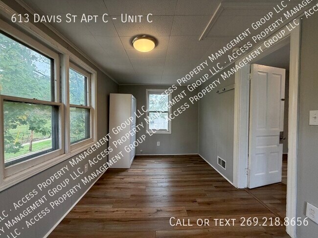 Building Photo - 613 Davis St