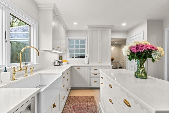 Building Photo - 4 Bed 4.5 Bath - Bethesda  Single Family Colonial - 2 Car Garage