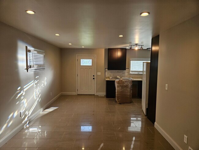 Great room w/recessed lights leading to the kitchen. Perfect for entertaining - 328 Pratt St