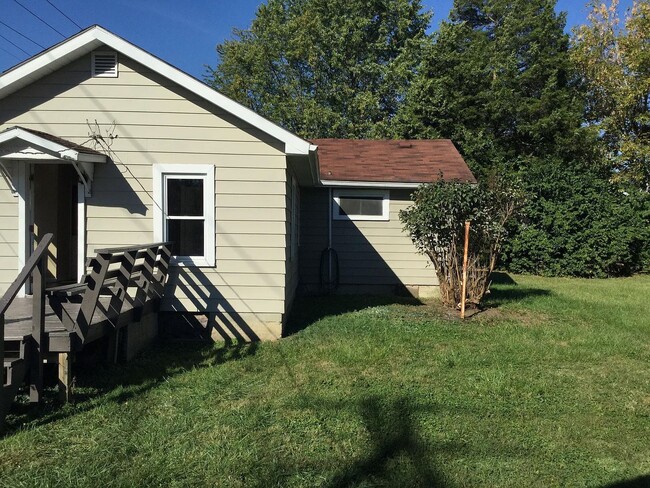 Building Photo - Cozy 2 Bedroom and 1 Bath Home w/ Garage