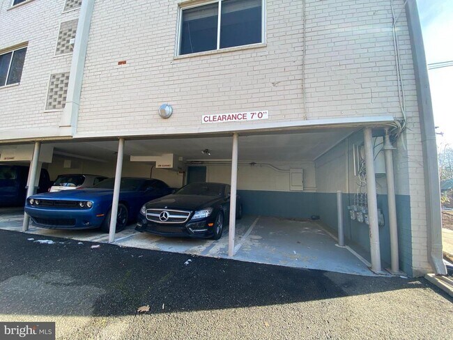 Building Photo - 1221 N Quinn St