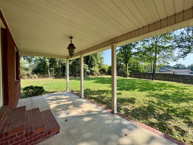 Building Photo - 16374 Oakdale Rd