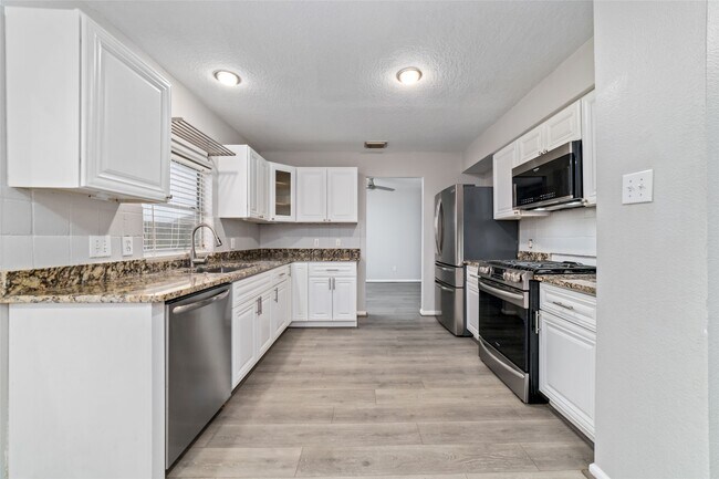 Building Photo - 10810 Meadow Walk Ln