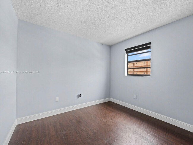 Building Photo - 1820 W 53rd St