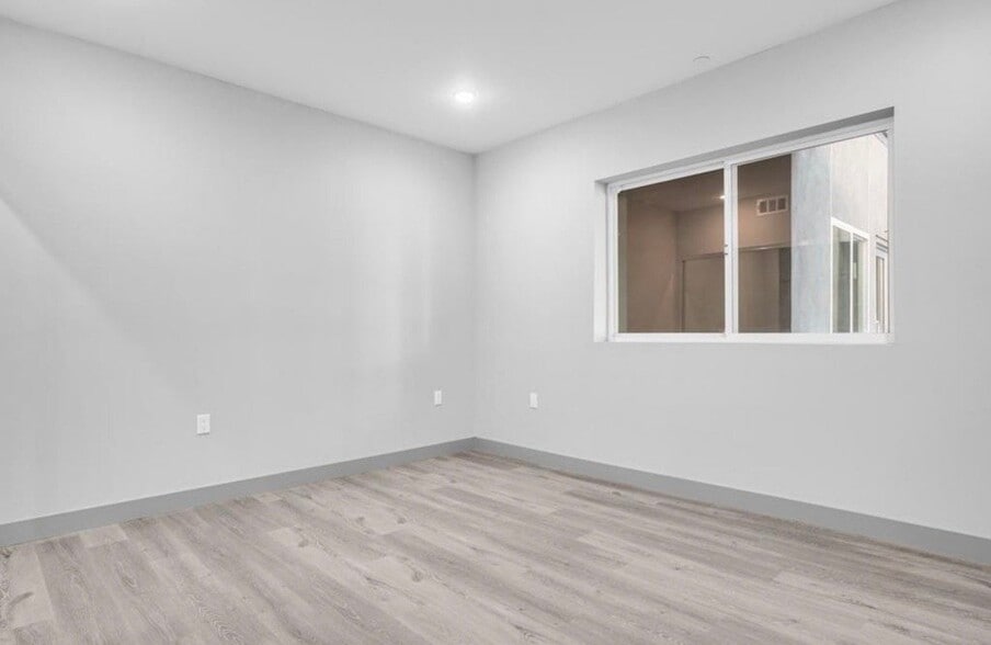 Building Photo - 7040 Woodman Ave