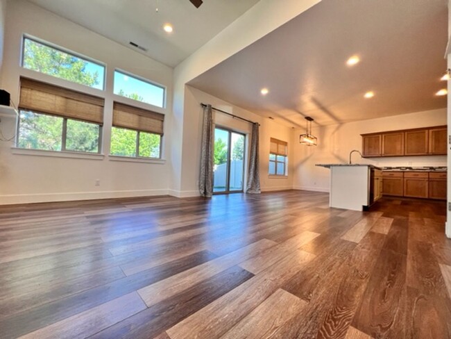 Building Photo - Beautiful Townhouse!