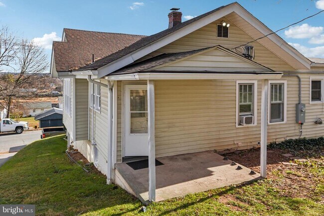 Building Photo - 209 Locust St