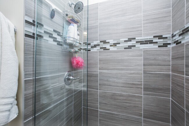 Building Photo - Gorgeous Condo Quality 2Bed/1Bath in Bucktown! In-Unit Laundry! Central Air! Parking!