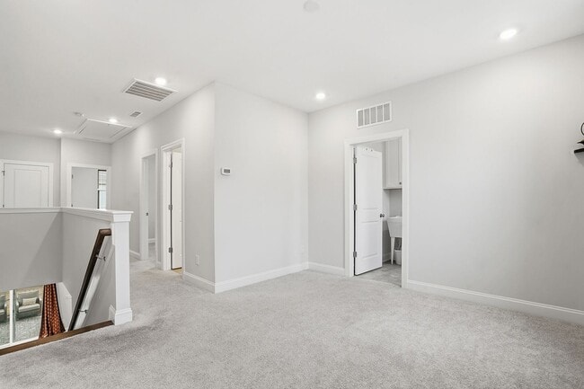 Building Photo - AVAILABLE BEAUTIFUL AND COMFORTABLE HOME