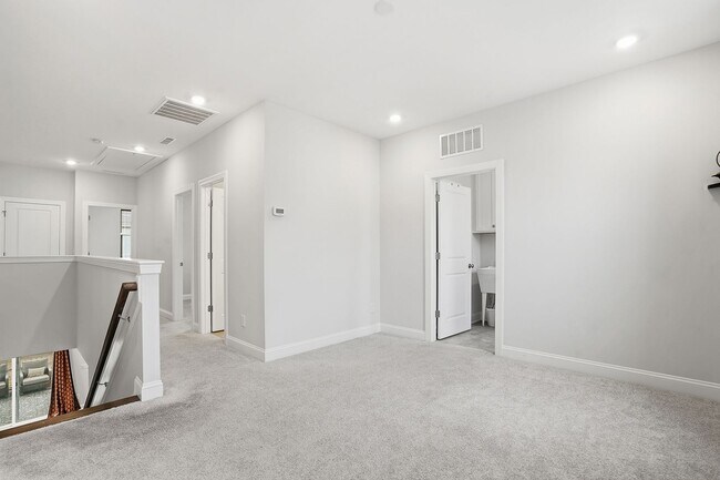 Building Photo - BEAUTIFUL 4 bedroom home, AVAILABLE NOW!