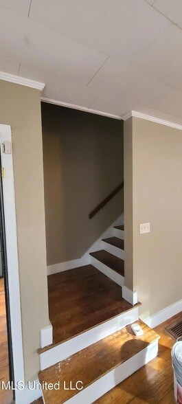 Building Photo - 327 Decelle St