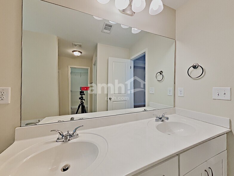 Building Photo - 2750 Freemont St