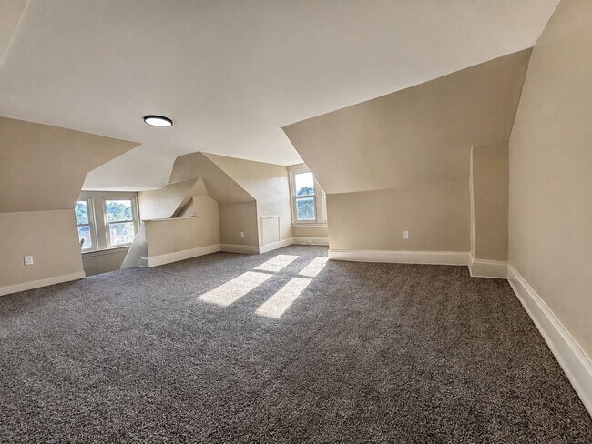 Building Photo - 4000 Willow Ave