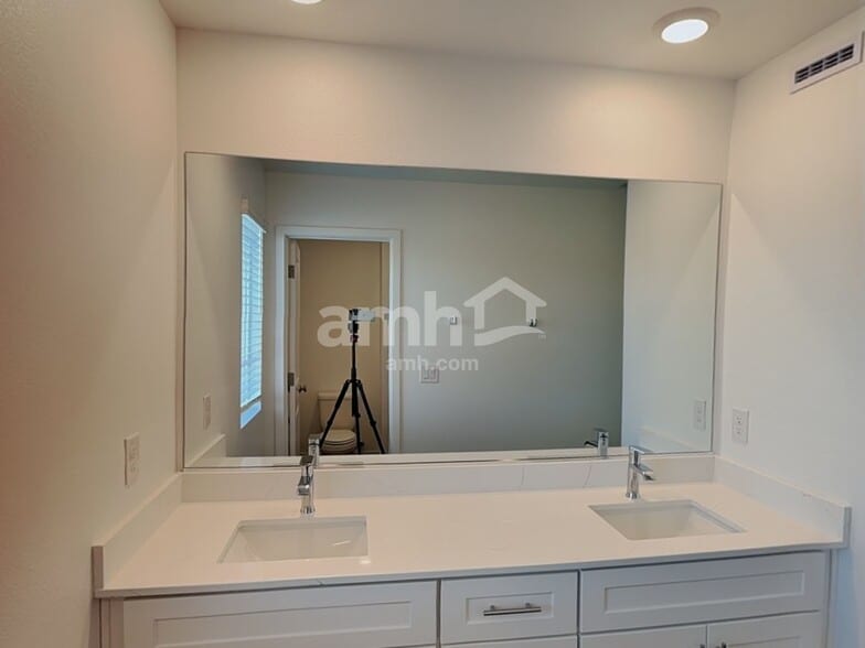 Building Photo - 7794 Hickory King Ave