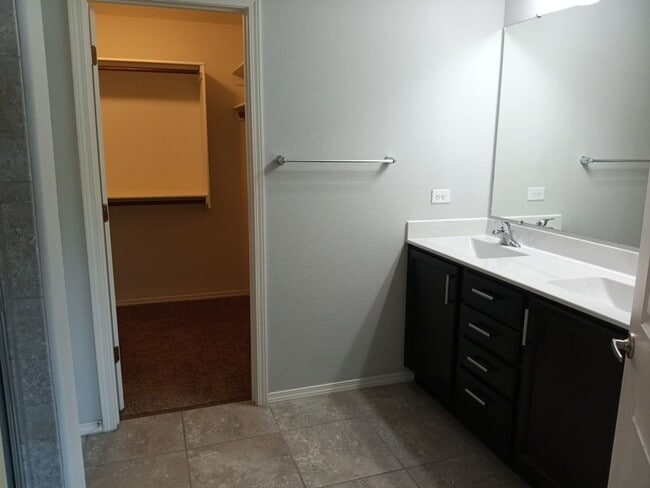Building Photo - 5 Bedroom, 3 Bathroom Home! Schedule a Showing Today!