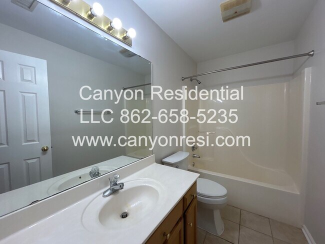 Building Photo - Beautiful 3 BR/3Bath in well sought after neighborhood !