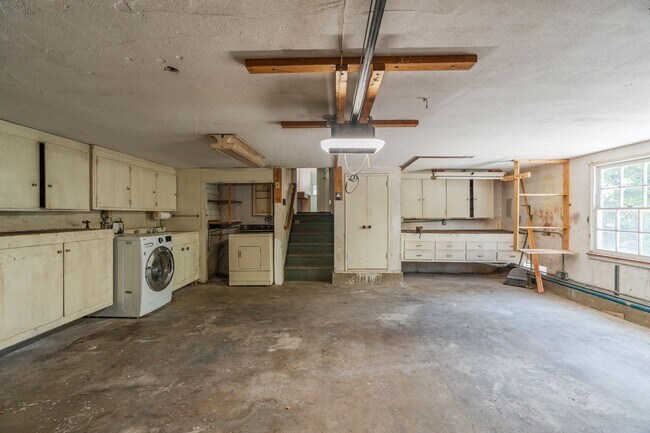 Building Photo - Valmonte 3 bed/3 bath Home plus guest house.