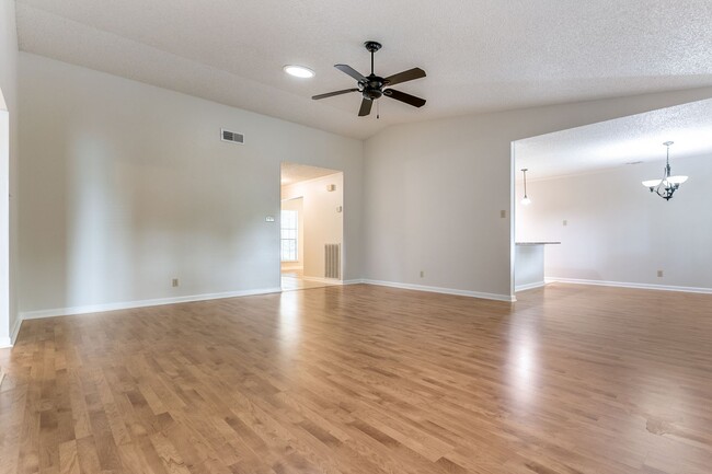 Building Photo - BEAUTIFUL SINGLE STORY HOME IN OAK HOLLOW