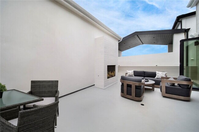 Building Photo - 603 1/2 Iris Ave Apt #B, Corona Del Mar, CA 92625 - 2 BR 3 BA condo