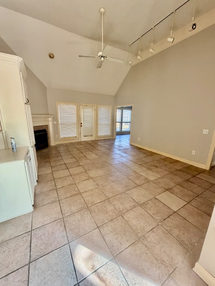 Building Photo - 430 Shadowood Dr