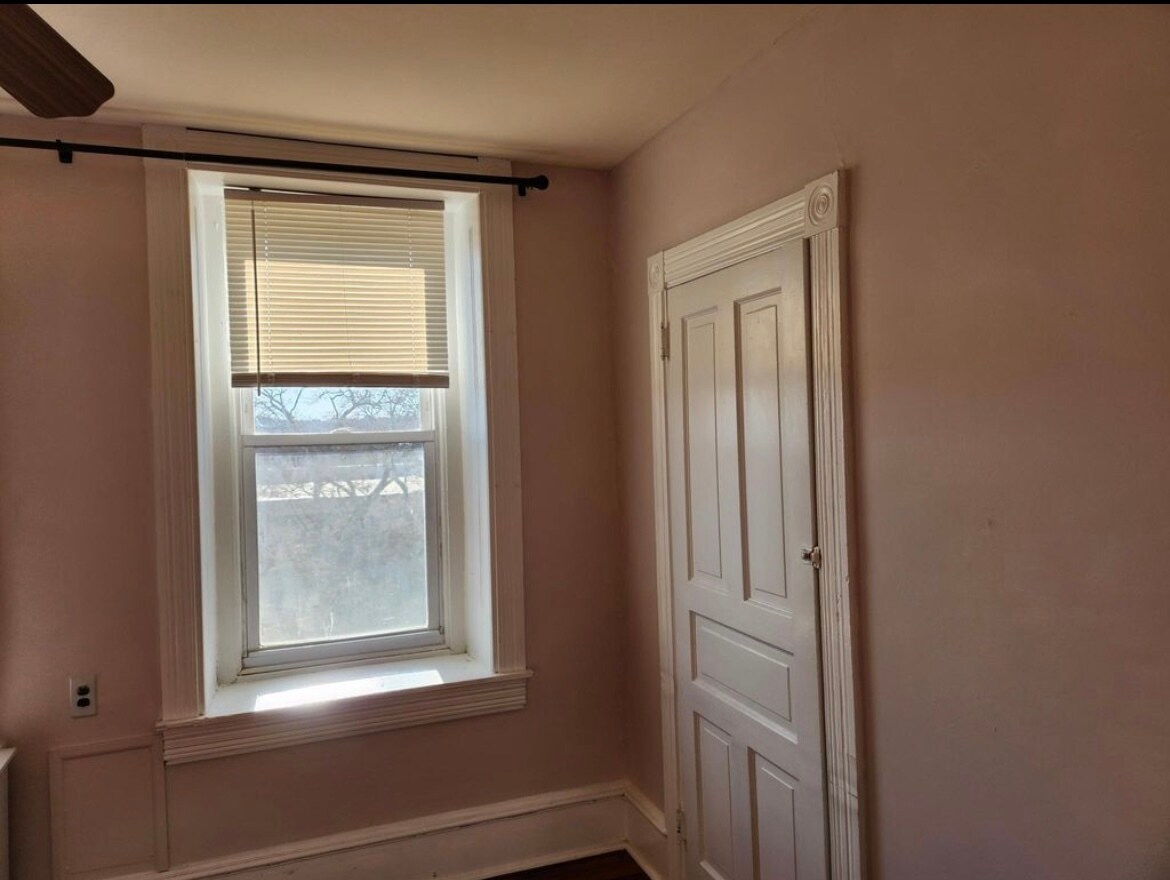 Building Photo - 163 Sumac St