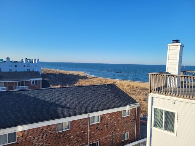 Building Photo - 2 Bedroom, 2.5 Bath Condo with with Ocean ...