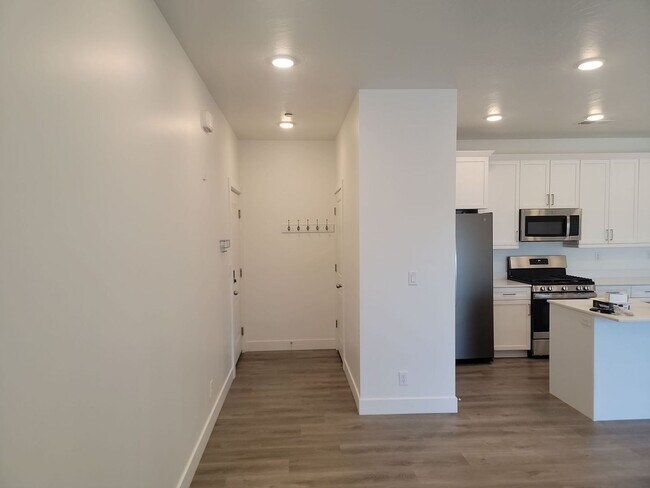 Building Photo - Stylish Desert Color 2 Bedroom Condo. Wash...