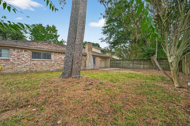 Building Photo - 23919 Farm Hill Dr