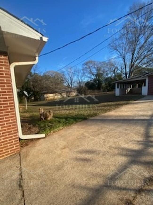 Building Photo - 1010 Belhaven Rd