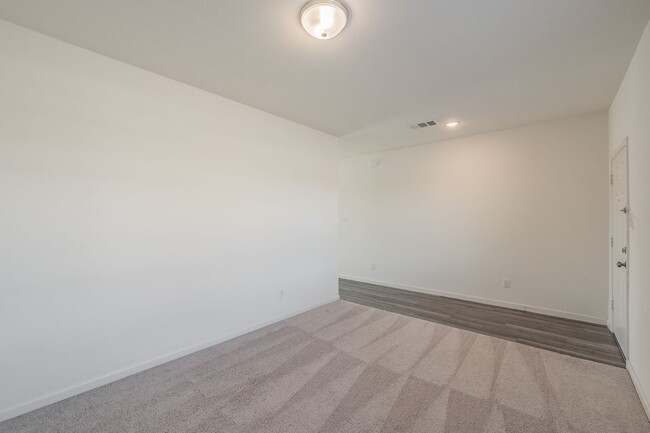 Building Photo - Like new 4 bedroom 2.5 bath in Villages of...