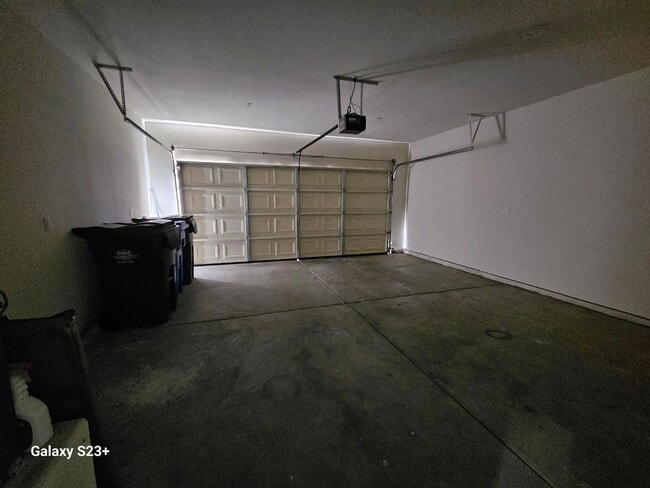 Building Photo - CHARMING NEWER CONTEMPORARY 3 BED/2 BATH A...