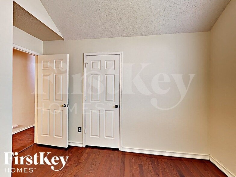Building Photo - 516 Pineview Ln