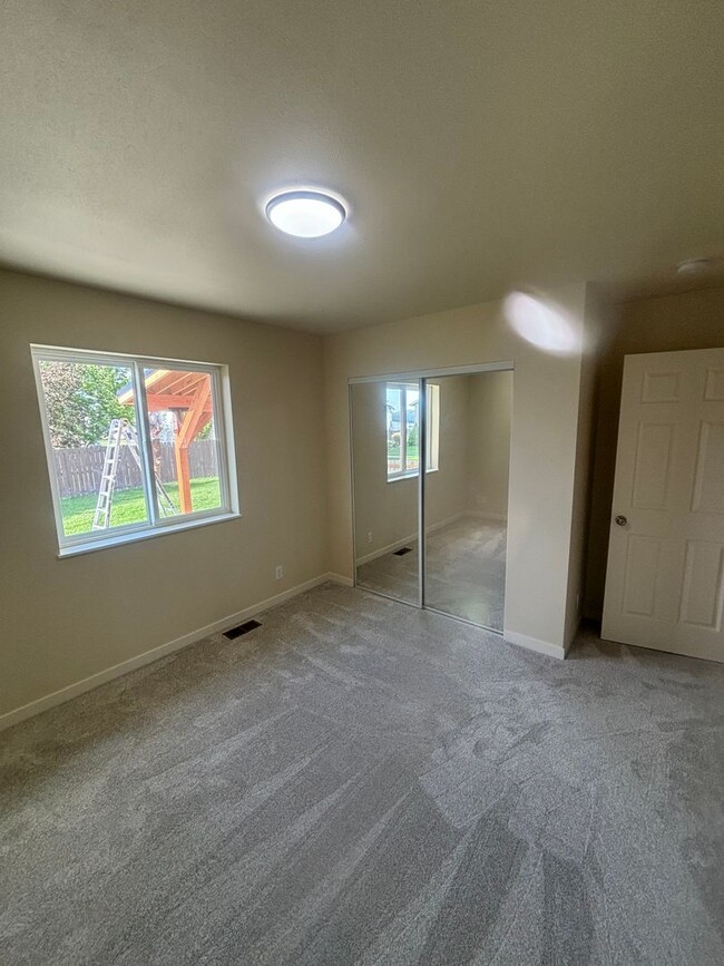 Building Photo - SINGLE FAMILY HOME IN PRAIRIE FALLS (P#94)