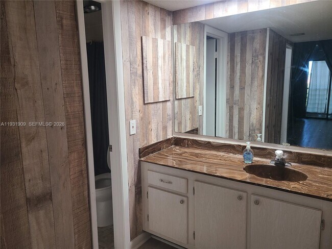 Building Photo - 2306 S Cypress Bend Dr