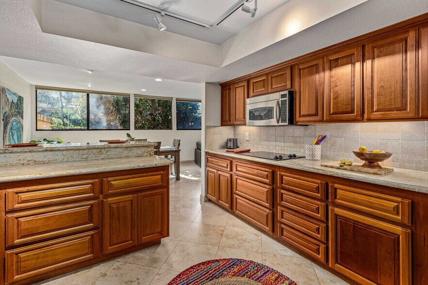 Building Photo - 2420 Torrey Pines Rd