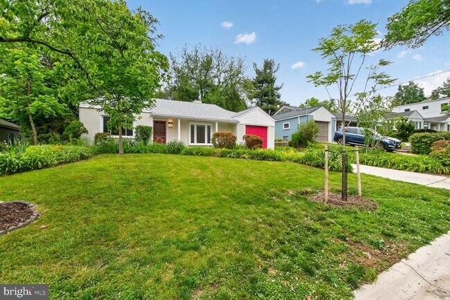 Building Photo - 3305 W Coquelin Terrace