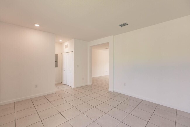Building Photo - 20742 NE 5th Ct